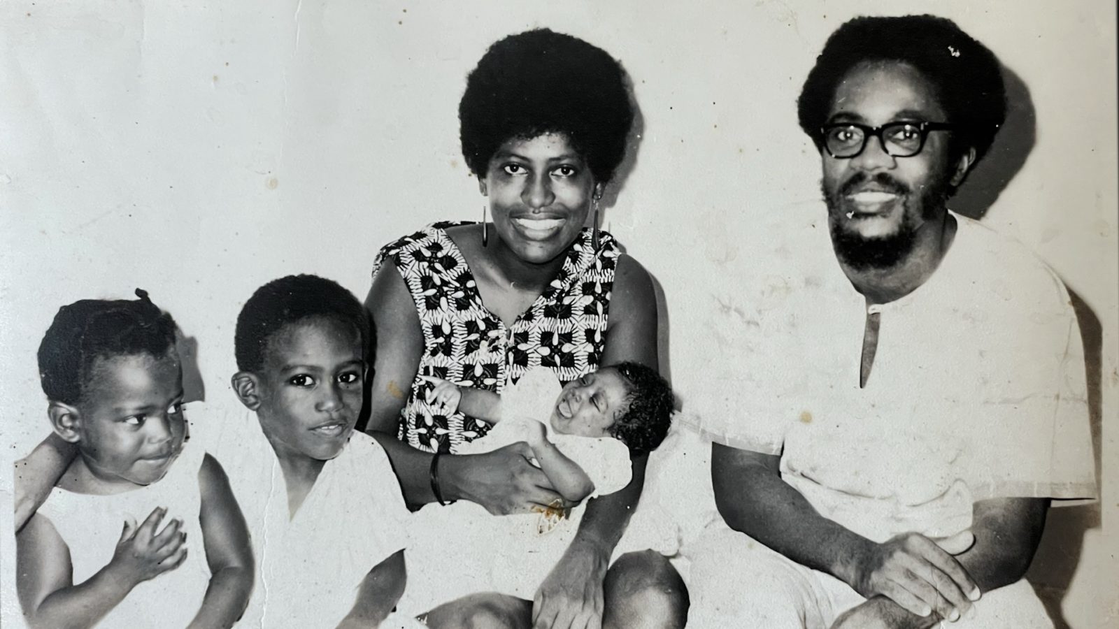 Familiebilde med Walter Rodney, kona Patricia Rodney og deres tre barn. Walter og Patricia smiler begge to, mens de ser inn i kamera